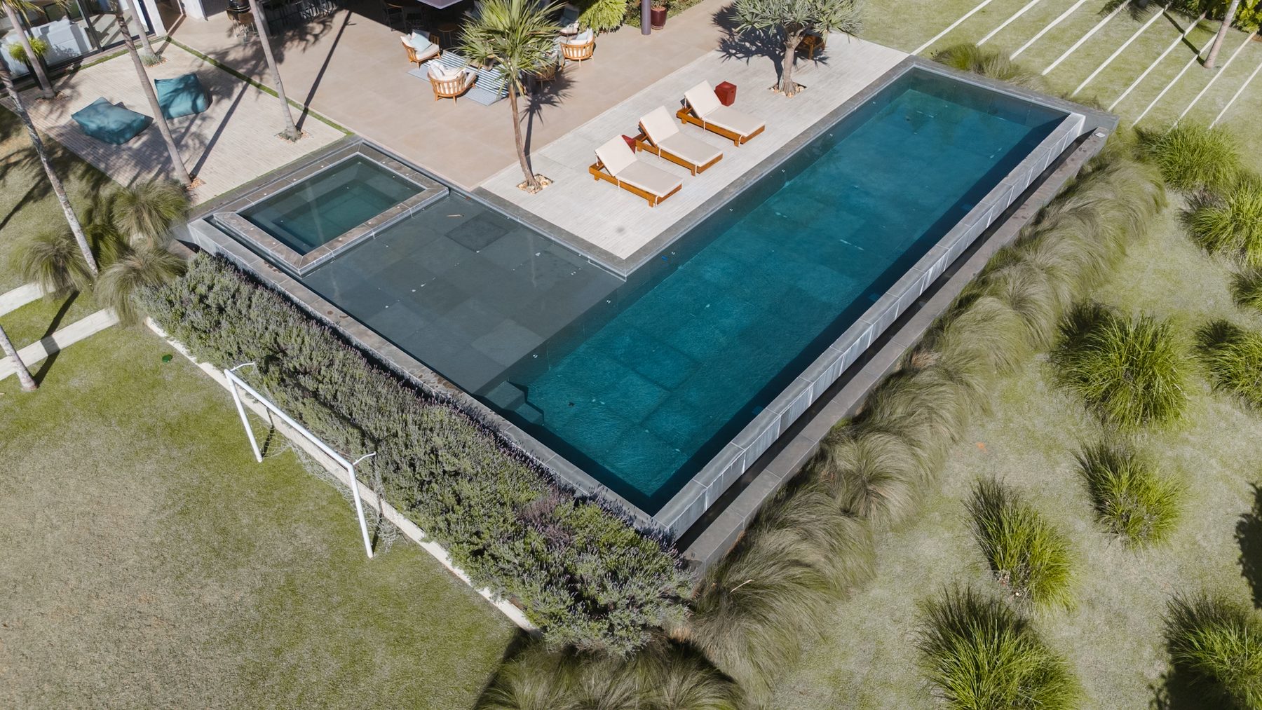 Vista aérea da piscina, das espreguiçadeiras e da varanda da casa