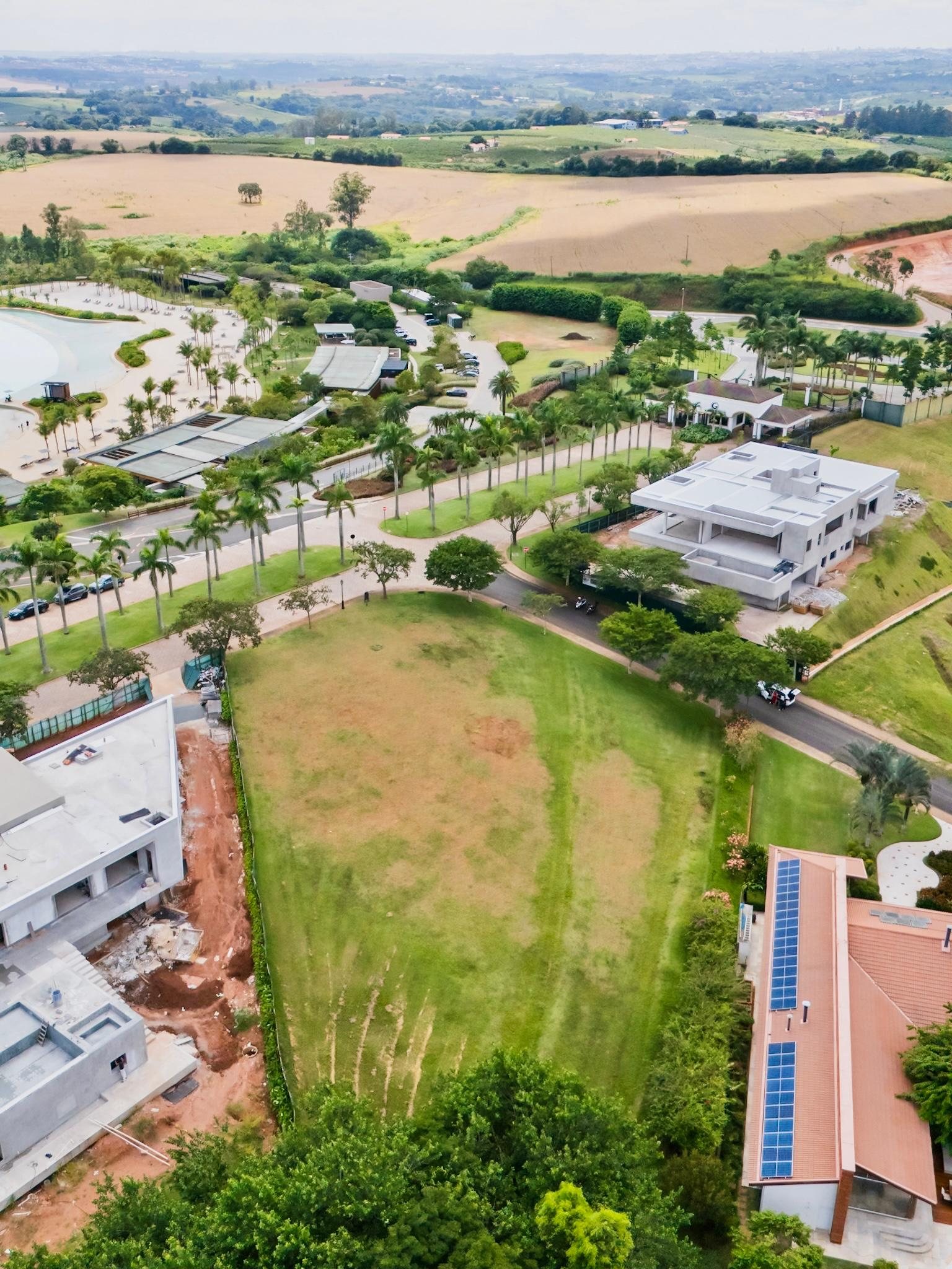Vista aérea do terreno com a Praia da Grama e a avenida de palmeiras ao fundo
